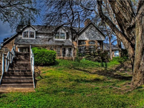 Extra large backyard with huge trees and lots of room