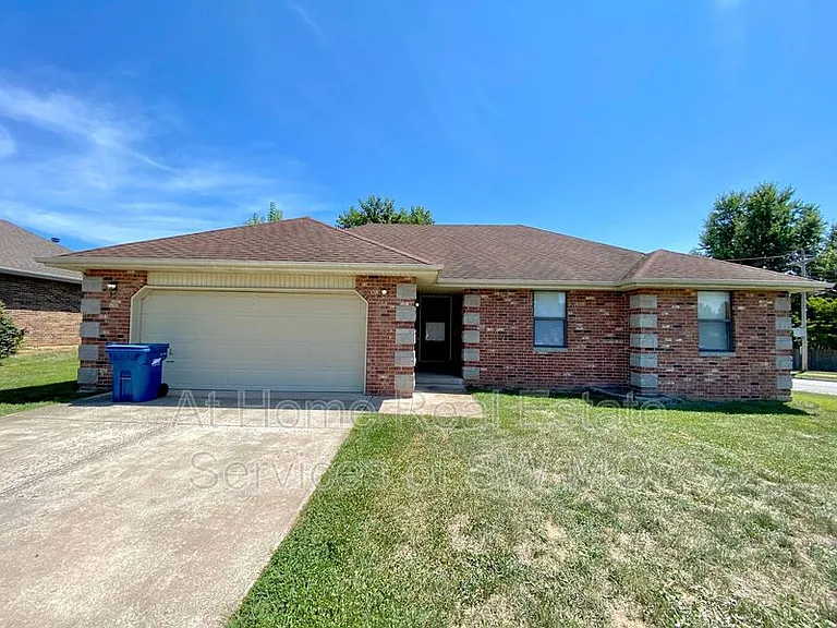 402 N Becky Cir — Photo 1