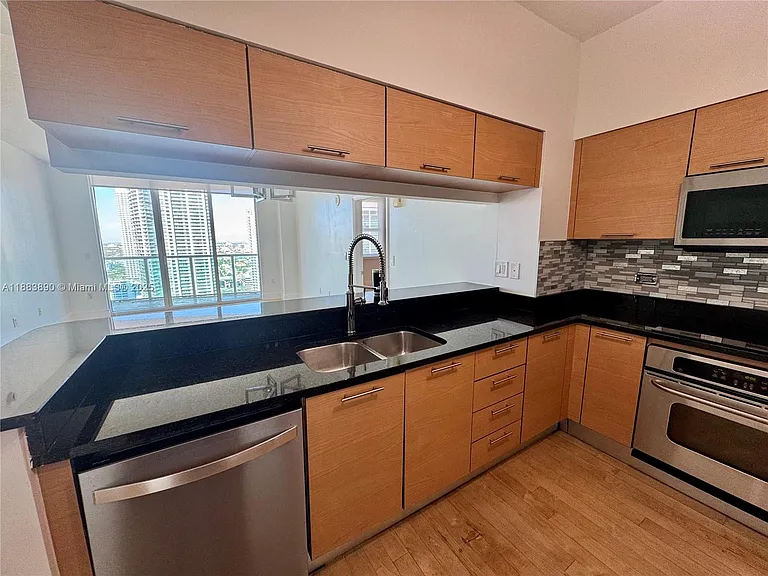 31 SE 5th St #3817 — Photo 7
