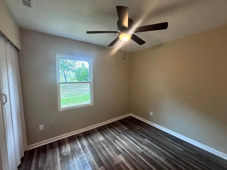 5523 Livingston Dr — Photo 14