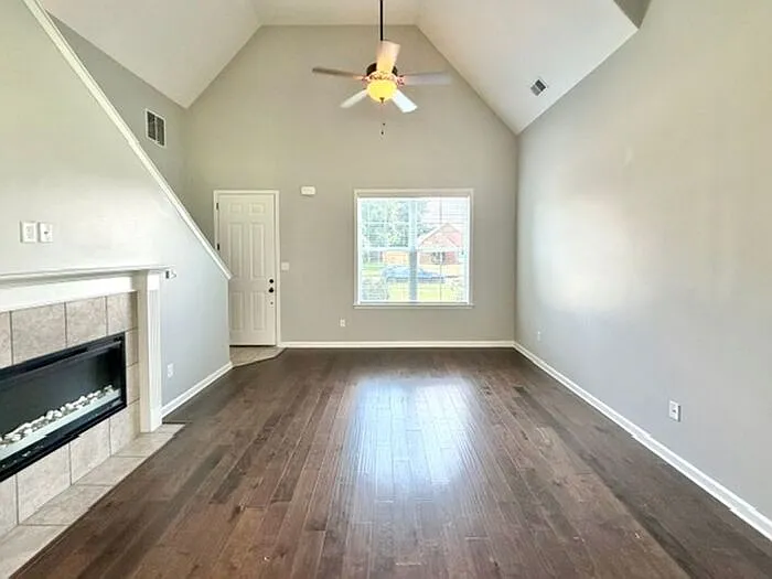 4 bed, 2.5 bath, 1774 sqft, $1,940 — Photo 2