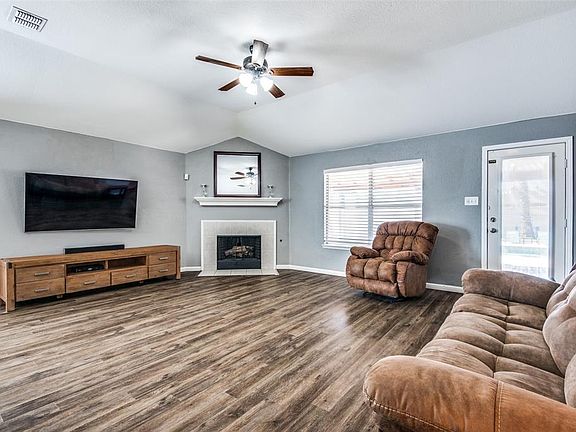 4th image of 2823 Brookhurst Dr