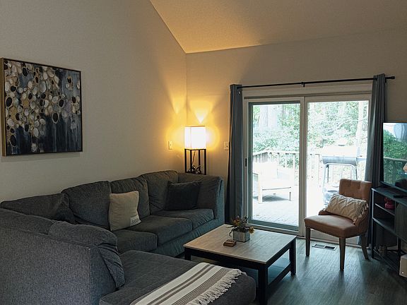 3rd image of 6004 Applewood Ln