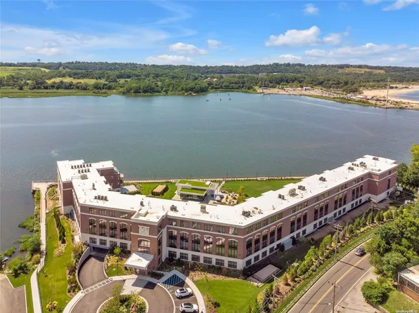 10 Shore Road #105, Glenwood Landing, NY 11547