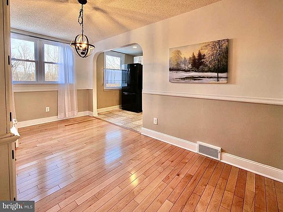 5th image of 2409 Bond Ave