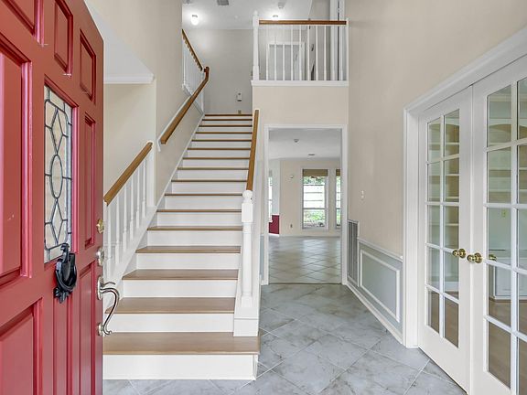 3rd image of 92 S Bonneymead Cir