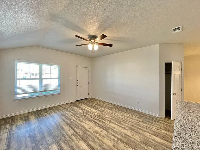 1821 Castroville Trl — Photo 5