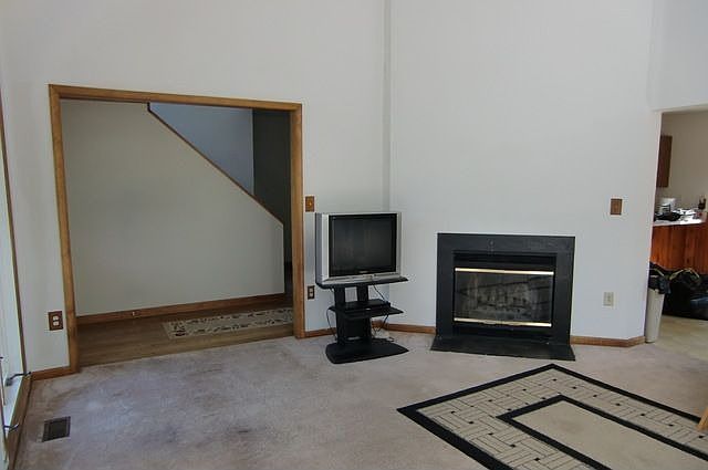 2nd image of 743 Manor Rd