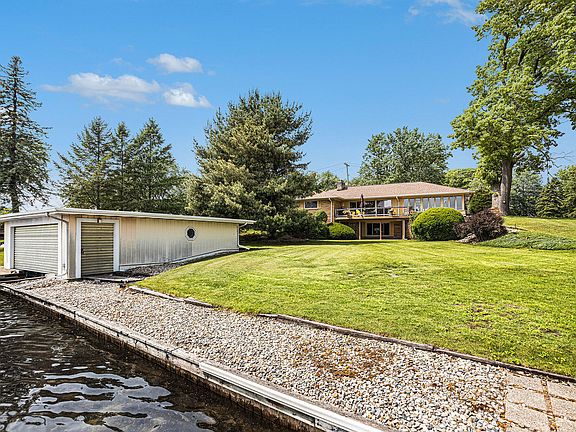 5th image of 301 Lakeshore Dr