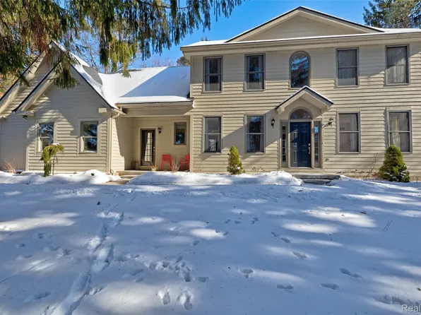 9619 Tree Top Ct, Pinckney, MI 48169