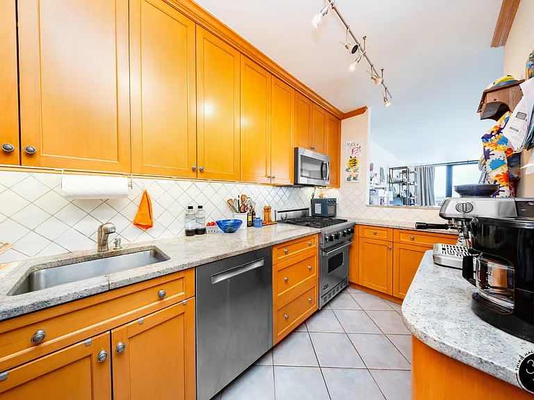 330 E 75th St #21B — Photo 3