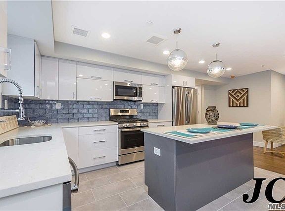 3rd image of 848 E Broadway #1E