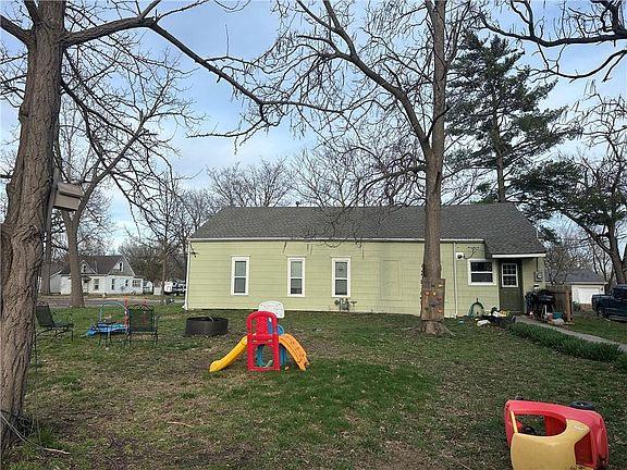 3rd image of 736 N Sycamore St