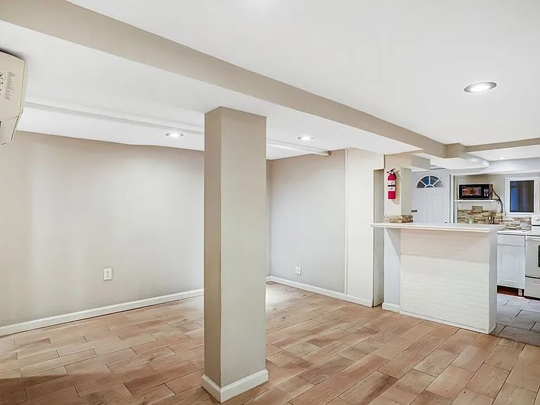 821 Kentucky Ave SE — Photo 41