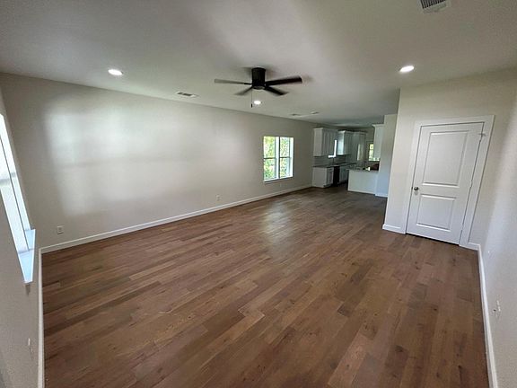 5th image of 622 E Woodard St