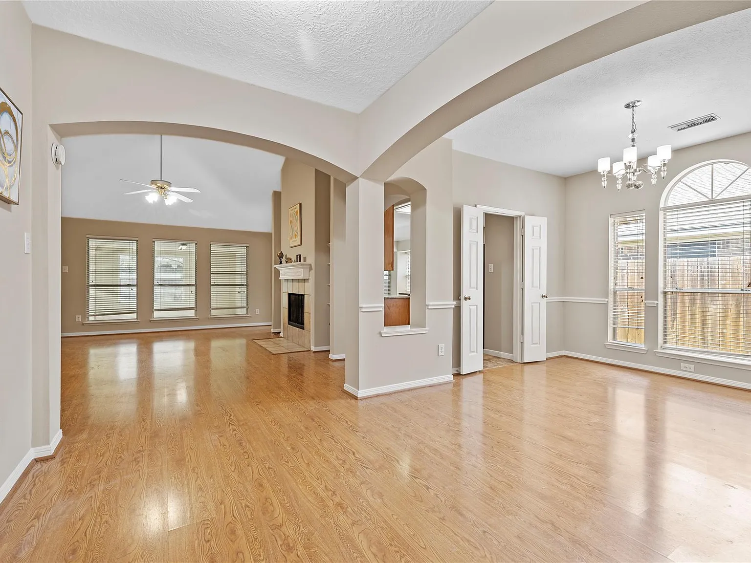 3 bed, 2.0 bath, 2034 sqft, $2,350 — Photo 4