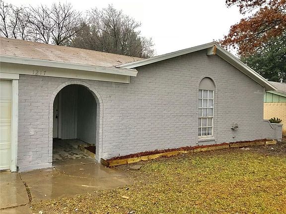 2nd image of 1217 Darlene Ln