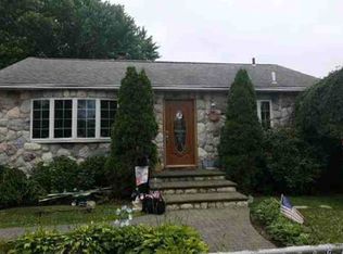 25 Michigan Dr, Hicksville, NY 11801
