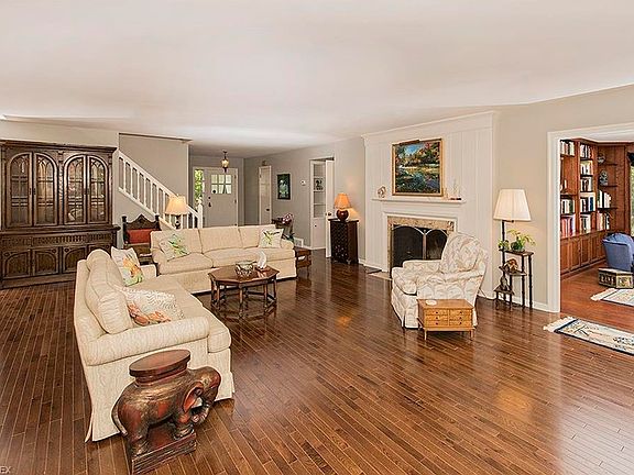 3rd image of 22880 Canterbury Ln