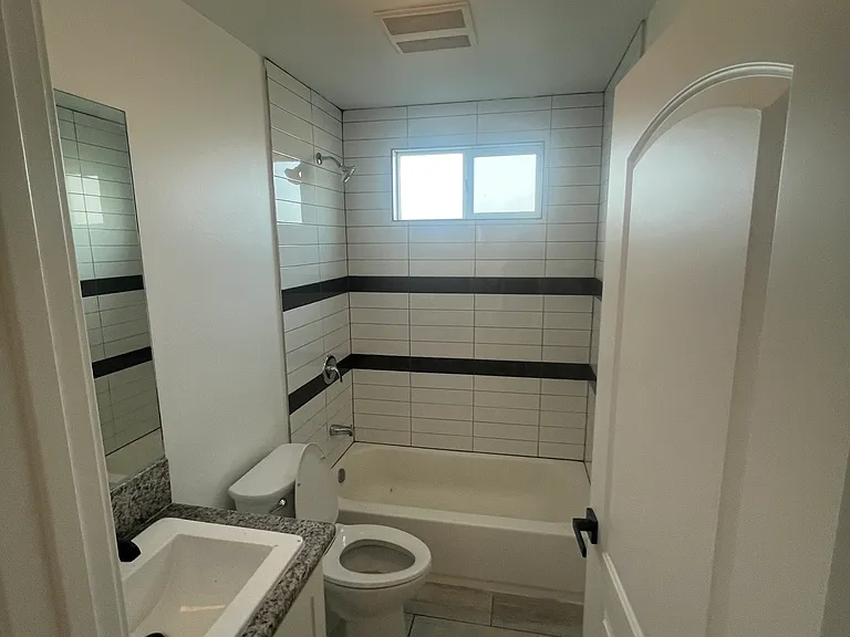828 W 80th St #3 — Photo 3