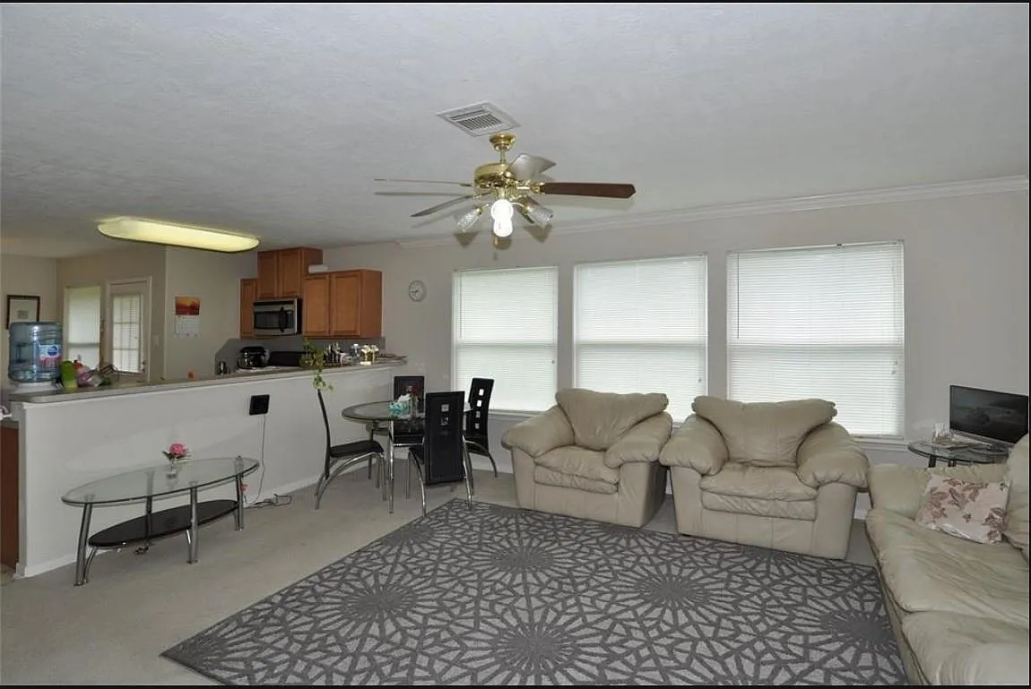3 bed, 2.5 bath, 1589 sqft, $2,000 — Photo 4