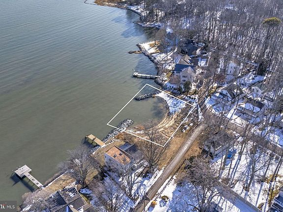 5th image of 939 Main St