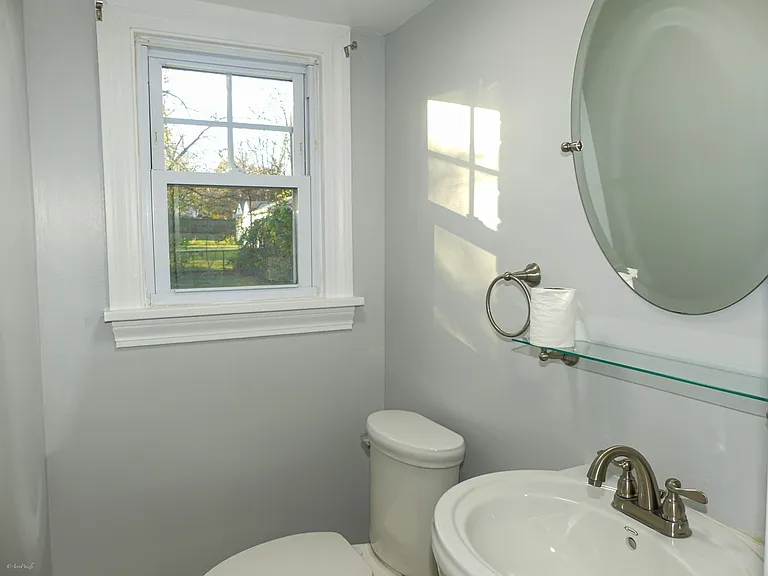 903 Crestview Dr — Photo 2