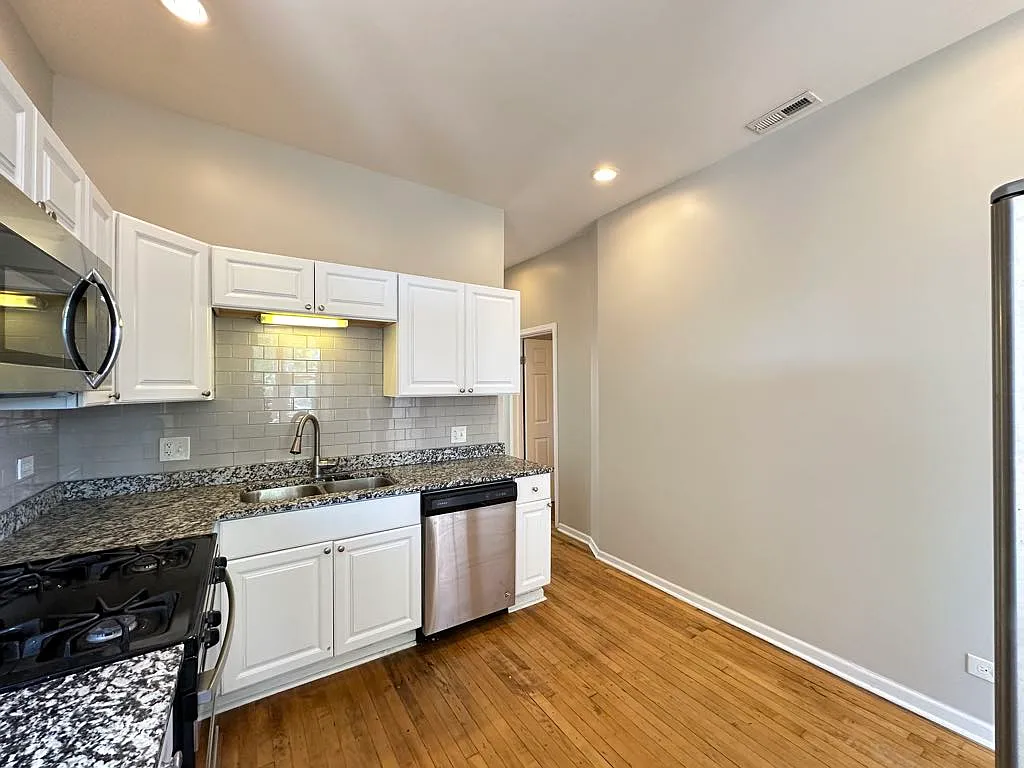 2049 W Fullerton Ave — Photo 4