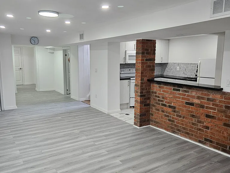 90 Longford Dr #LOWER — Photo 2