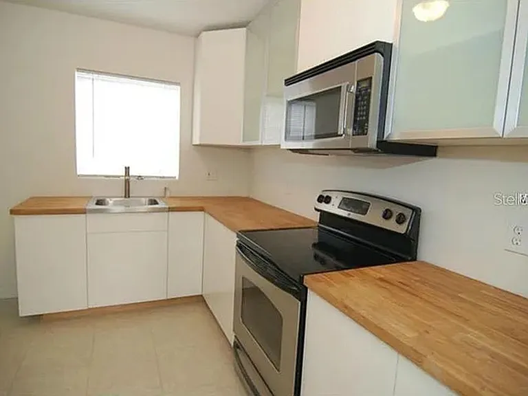 851 Carver St — Photo 2