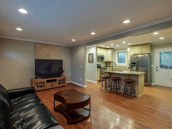 5th image of 2851 Emery Dr