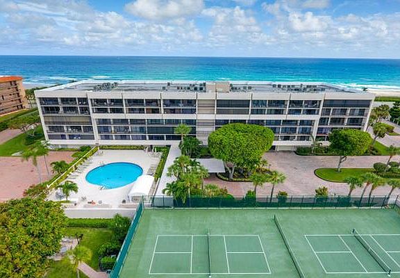 Home For Sale In Yacht And Racquet Club