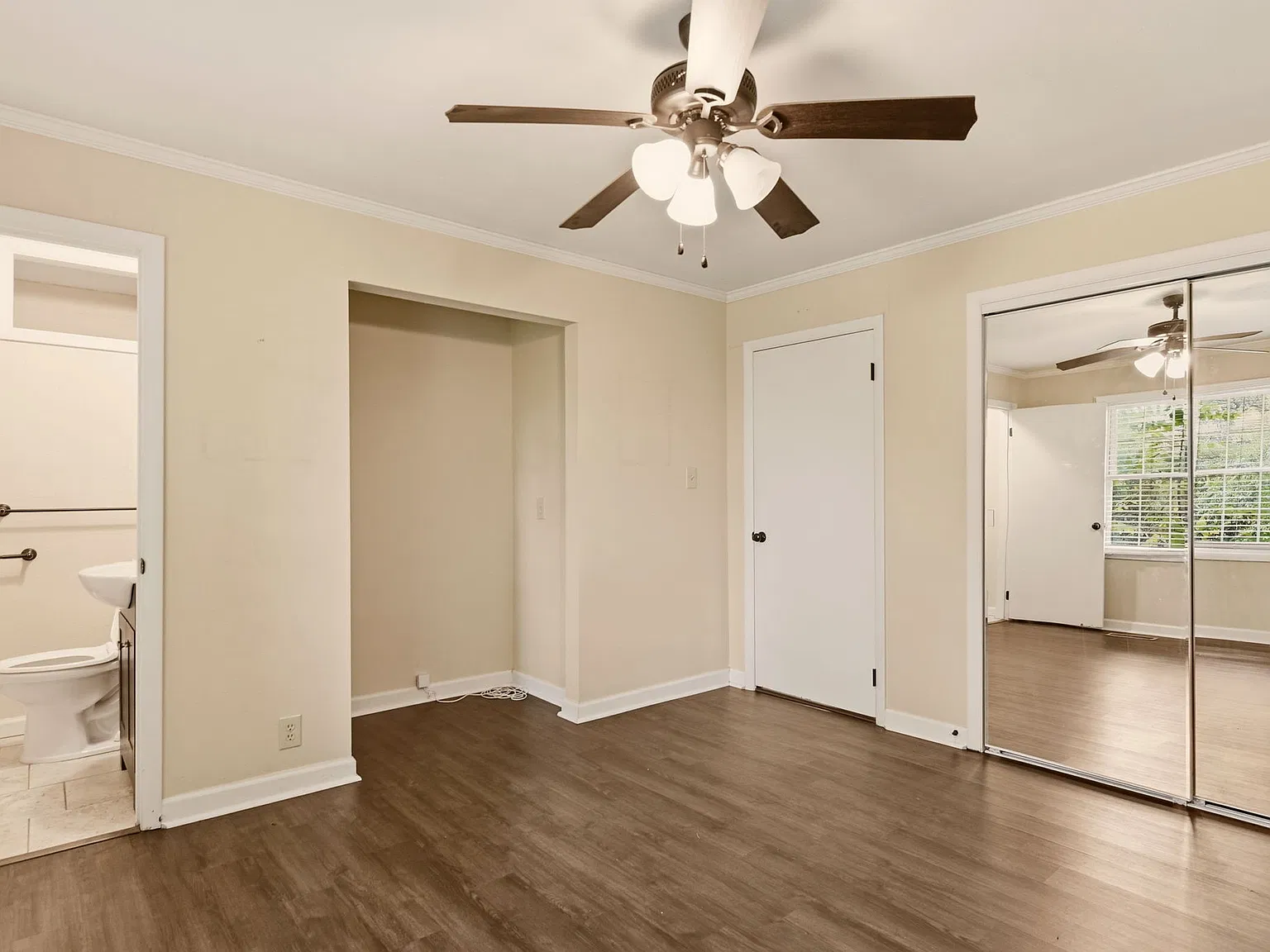 3 bed, 1280 sqft, $2,200 — Photo 4