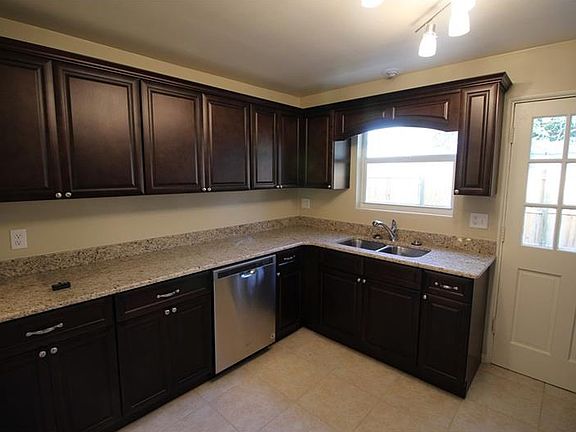 5th image of 136 Ormwood Dr
