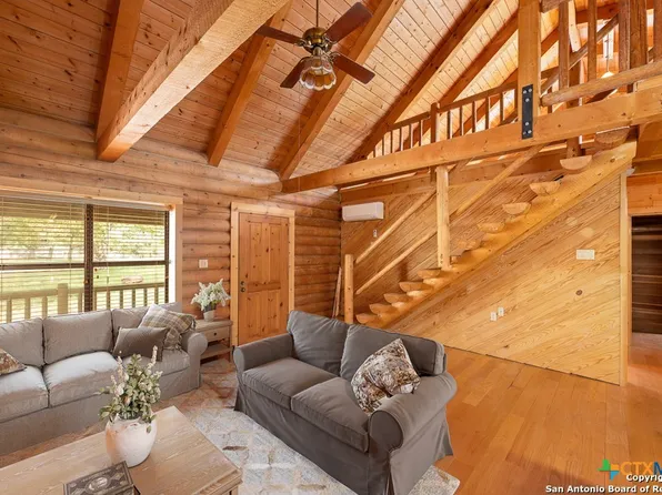 463 Woodland Dr, Fredericksburg, TX 78624