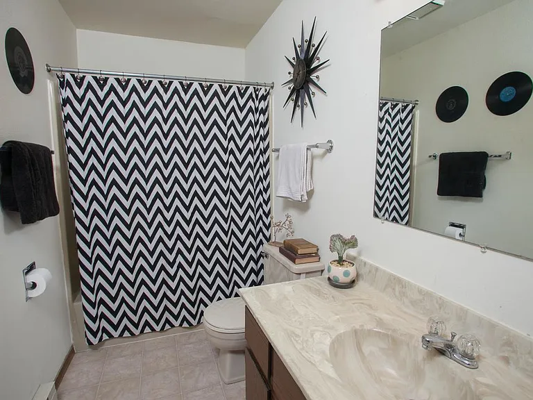 Applegate Apartments — Photo 9