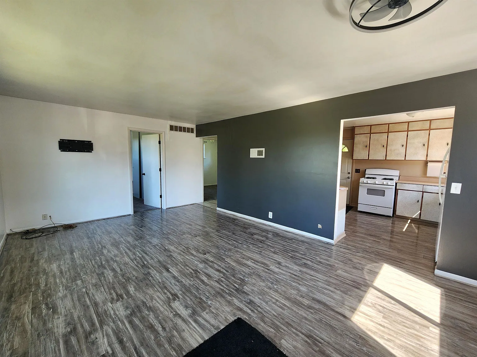 2 bed, 1.0 bath, 1000 sqft, $1,150 — Photo 2