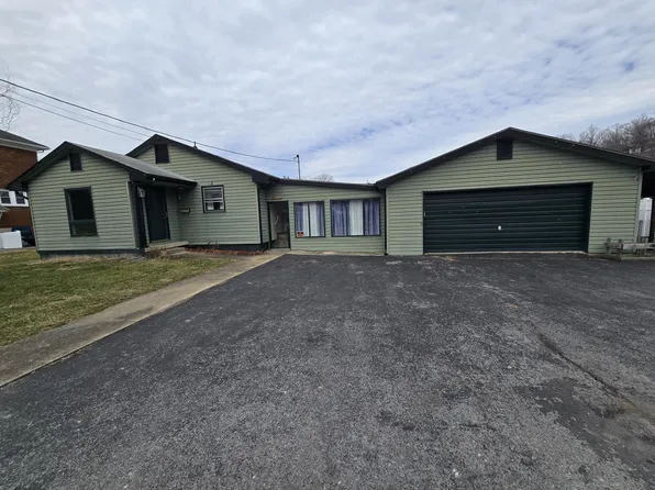 202 W Persinger St, Covington, VA 24426