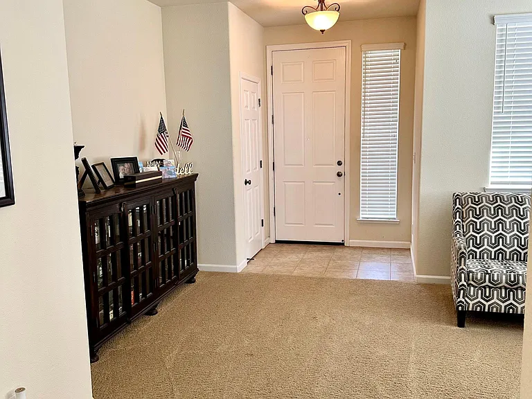 1407 Rossmere Ln — Photo 3