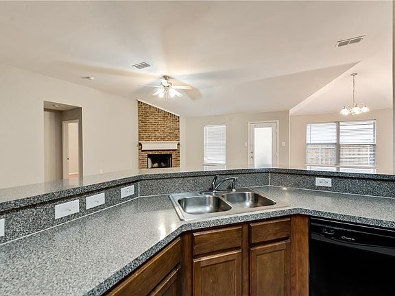 3rd image of 404 Heritage Dr