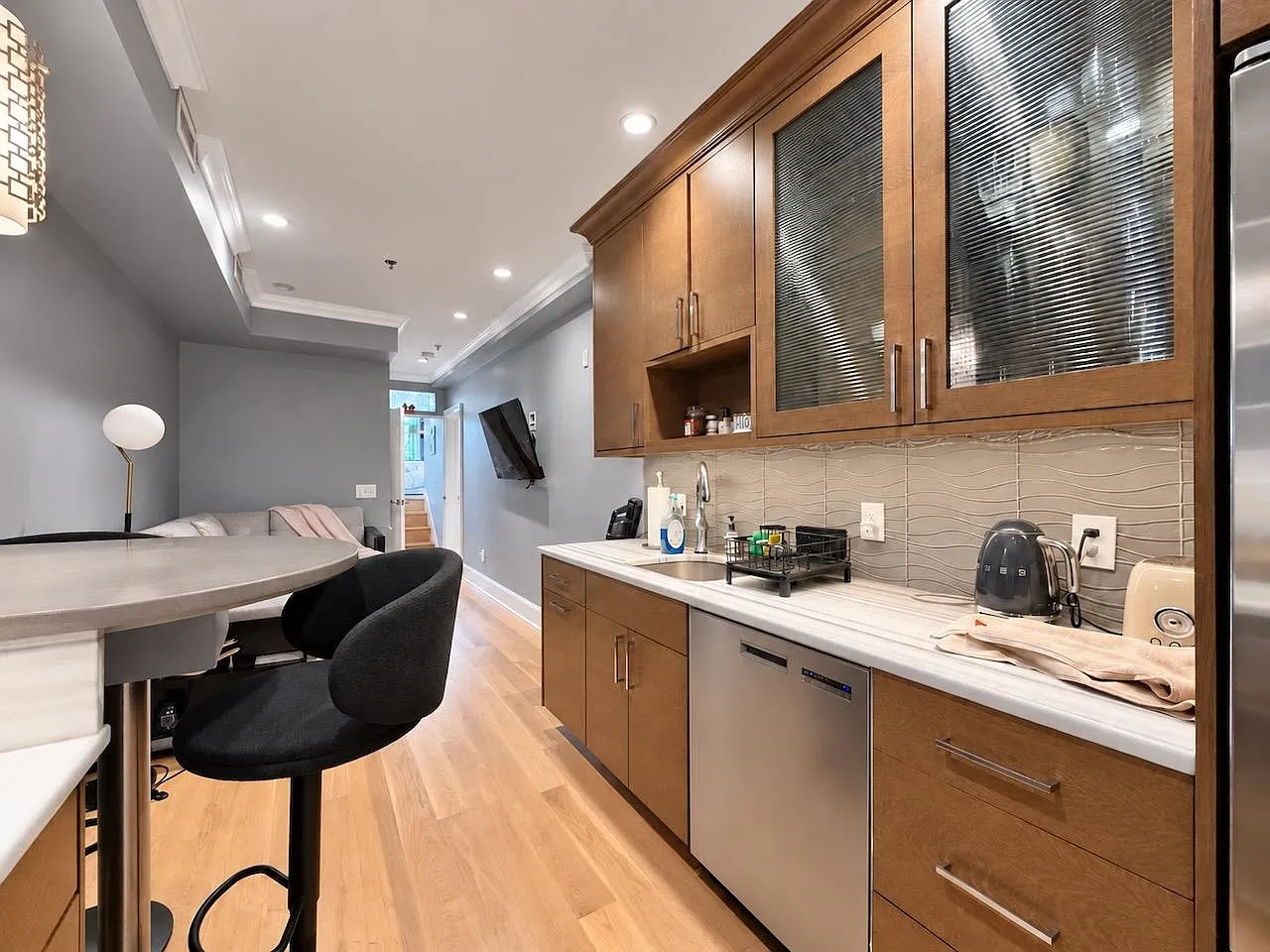 2 bed, 1.0 bath, $3,400 — Photo 3