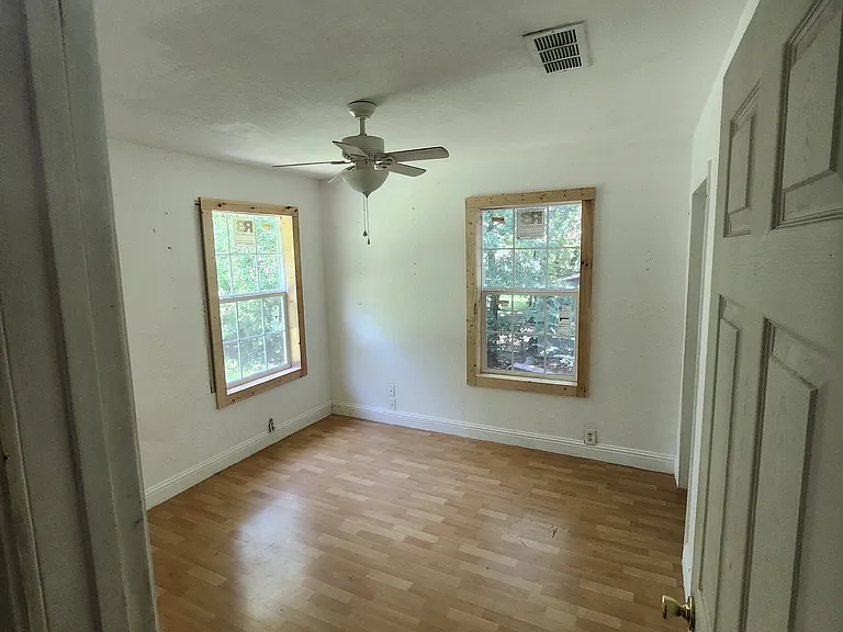 408 E Division St — Photo 12