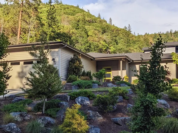 139 NE Vertical Dr, Grants Pass, OR 97526