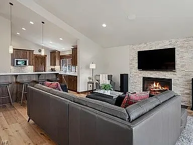 766 Rosewood Cir — Photo 3