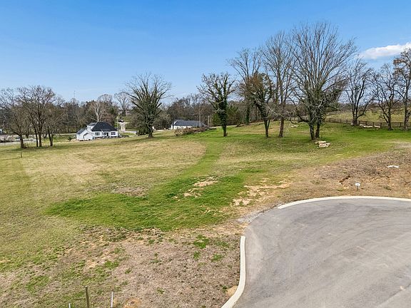 5th image of 105 Heirloom Ln