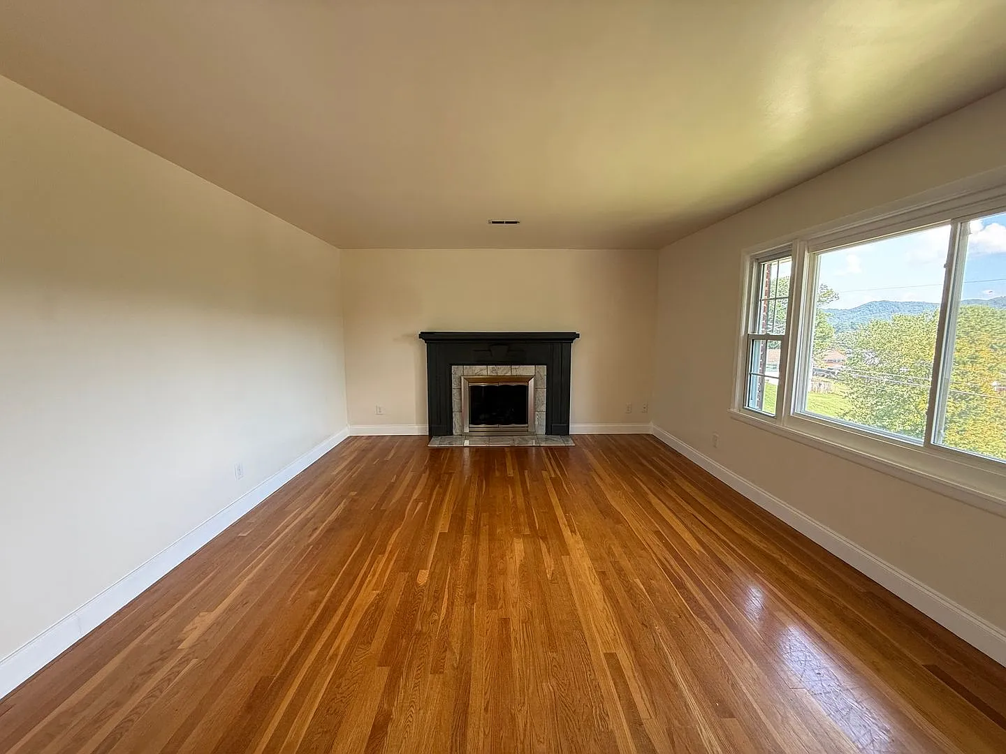 3 bedroom 2 bath brick ranch for rent in Bristol — Photo 3