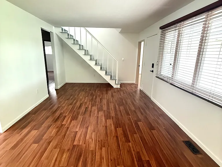 1004 Elm St — Photo 3