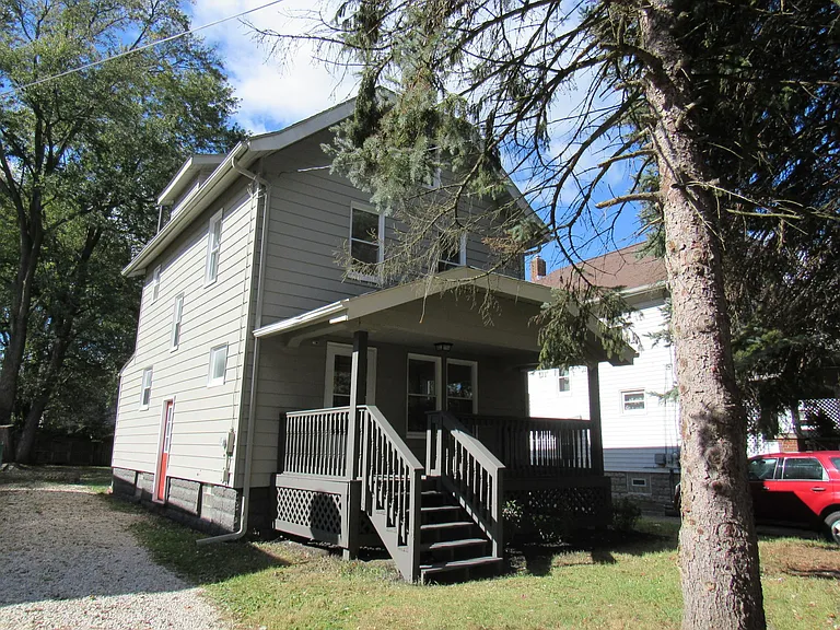 320 Zeller Ave — Photo 2