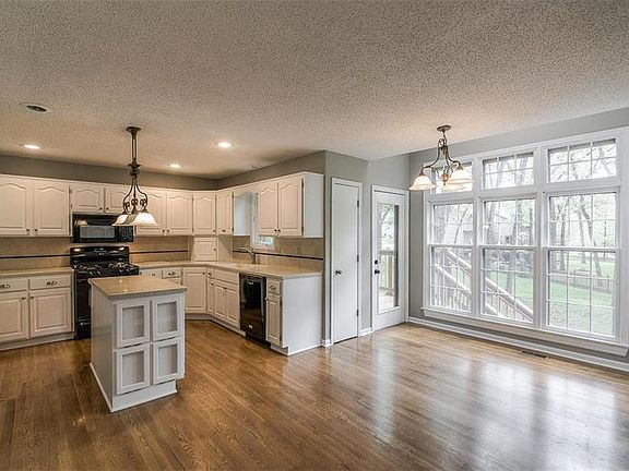 4th image of 15513 Outlook St