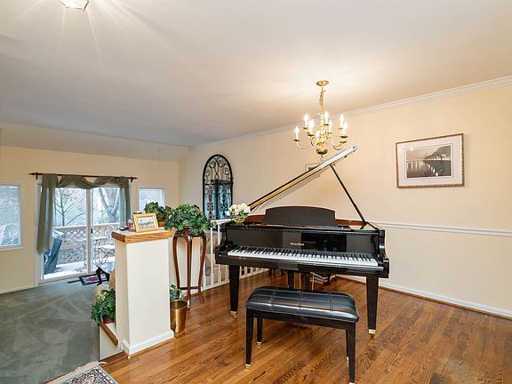 4th image of 302 Pleasant Knoll Ct